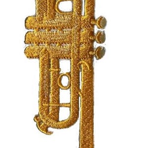 Könnte beinhalten: Ein goldfarbener, gestickter Aufnäher in Form einer Trompete. Der Aufnäher weist detaillierte Nähte auf, die die Kurven, Ventile und den Schalltrichter des Instruments zeigen. Ideal für Musikliebhaber und Musiker.