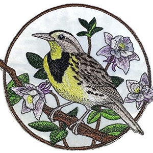 Peut inclure: Patch brodée thermocollante représentant un oiseau jaune et brun perché sur une branche avec des fleurs roses. L'oiseau a un plastron noir et est entouré de feuilles vertes.