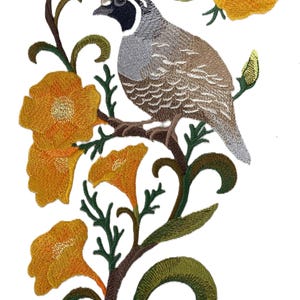 Op de afbeelding: Geborduurd ontwerp met een kwartel op een tak met oranje bloemen en groene bladeren. De vogel heeft grijze en bruine veren, een zwarte kop en een witte streep. De bloemen zijn fel oranje.
