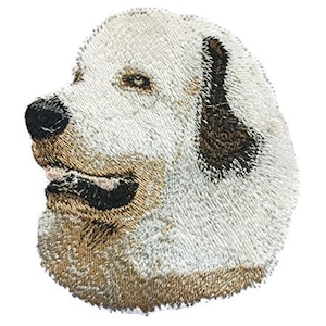 Puede incluir: Parche bordado de un perro de montaña de los Pirineos blanco y marrón con la nariz negra y los ojos marrones.