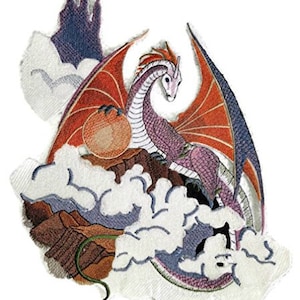 以下が含まれることがあります： オレンジ色の翼を持つ紫色のドラゴンが、山を背景に雲の上にいる刺繍パッチです
