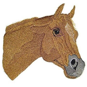 以下が含まれることがあります： 額に白い星のある茶色の馬の頭が刺繍されたパッチ。馬の目は閉じられており、口は少し開いています。