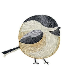 Puede incluir: Parche bordado de un pájaro de dibujos animados con cuerpo redondo, cabeza negra y un pequeño pico puntiagudo. El pájaro es beige con un ala gris y negra.