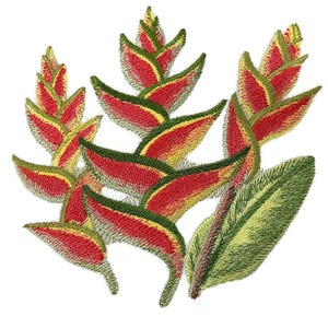 Puede incluir: Parche bordado con un grupo de flores de heliconia rojas, amarillas y verdes. Las flores están dispuestas en forma circular con una sola hoja verde en la parte inferior.