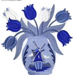 Peut inclure: Patch brodé bleu et blanc d'un bouquet de tulipes hollandaises dans un vase bleu et blanc en faïence de Delft avec un motif de moulin à vent. Le texte "Dutch Tulip Bouquet" est en haut du patch.