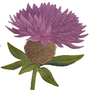 Puede incluir: Una flor bordada de color rosa y verde con un centro marrón. La flor está sobre un fondo blanco.