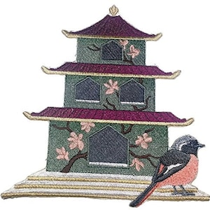 Op de afbeelding: Geborduurde patch van een groene pagode met roze bloemen en een roodborstje dat op de trappen zit. De pagode heeft meerdere verdiepingen en ramen, en het roodborstje kijkt naar rechts.