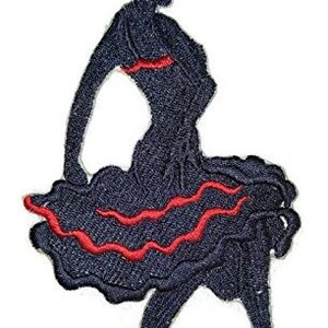 Può includere: Toppa ricamata da stirare di una donna in un vestito nero con rifiniture rosse, che balla in stile silhouette.