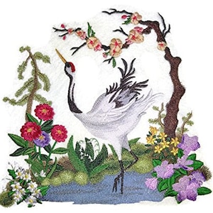 Puede incluir: Diseño bordado con una grúa blanca con detalles negros de pie en un estanque rodeado de flores rosas, moradas y amarillas y follaje verde. Una rama de árbol marrón con flores rosas se extiende por encima de la grúa.