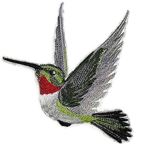 Może przedstawiać: Naszywka haftowana do prasowania z kolibrym w kolorze zielonym, szarym i czerwonym. Koliber jest w locie z rozłożonymi skrzydłami.