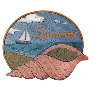 Könnte beinhalten: Gestickter Aufnäher mit einer Muschel, einem Segelboot und blauem Wasser. Der Text "Summer" ist in orangem Garn gestickt.