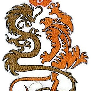 Puede incluir: Un parche bordado con un dragón dorado y un tigre naranja entrelazados con una llama en el centro. El dragón está en el lado izquierdo del parche y el tigre en el lado derecho.