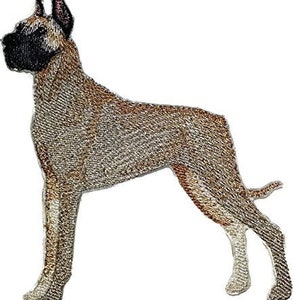Può includere: Toppa ricamata di un cane Great Dane marrone e beige in piedi con la testa girata a sinistra. Il cane è rivolto verso il lato sinistro dell'immagine.