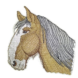 Op de afbeelding: Gestikt patch van een bruin en wit paardenhoofd met een lange manen. Het paard heeft een witte snuit en een bruine neus.