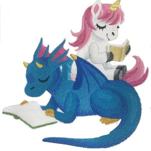 Könnte beinhalten: Ein blauer Drache mit rosa Akzenten und ein weißes Einhorn lesen zusammen Bücher. Der Drache liegt mit seinem Schwanz um seinen Körper gewickelt. Das Einhorn sitzt auf dem Rücken des Drachen. Beide haben die Augen geschlossen.