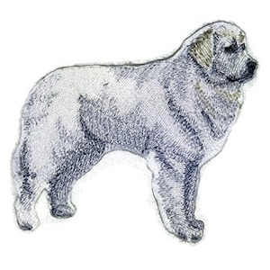Puede incluir: Un parche bordado de un perro de montaña de los Pirineos de pie con la cabeza girada hacia un lado, en blanco y gris.