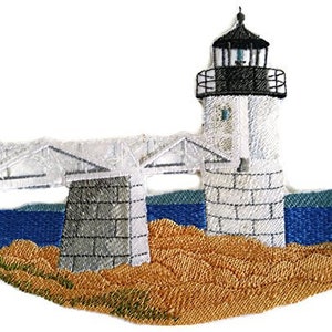 Pode incluir: Etiqueta bordada de um farol branco com telhado preto e uma ponte que leva a ele. O farol está situado numa praia de areia com água azul atrás.