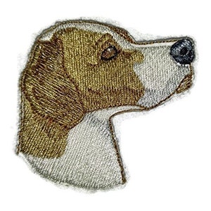 Op de afbeelding: Gestikte patch van een bruine en witte hond met een lange snuit. De kop van de hond is naar rechts gedraaid en zijn oren zijn slap.