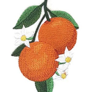 Puede incluir: Parche bordado de dos naranjas naranjas con hojas verdes y flores blancas.