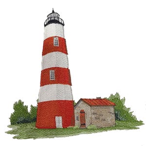 Puede incluir: Imagen bordada de un faro con rayas rojas y blancas, una parte superior negra y un pequeño edificio adyacente. El faro tiene dos ventanas y está rodeado de arbustos verdes, todo sobre un fondo blanco.