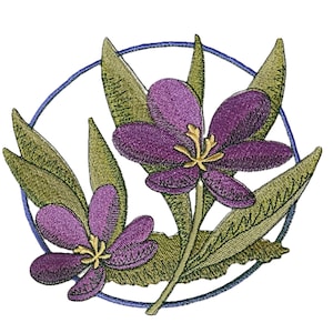 Könnte beinhalten: Gesticktes Blumendesign mit zwei lila Blüten, gelben Zentren und grünen Blättern, umrahmt von einem blauen Kreis. Das Design befindet sich auf einem weißen Hintergrund und hebt die detaillierten Stickereien hervor.