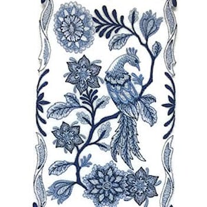 Puede incluir: Tela bordada en azul y blanco con un diseño floral y un pájaro. El diseño está enmarcado por un borde azul y blanco.