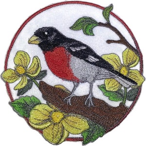 Peut inclure: Patch brodé représentant un rouge-gorge perché sur une branche avec des fleurs jaunes. L'oiseau est entouré de feuilles vertes et d'une branche brune. Le patch est circulaire avec une bordure rouge.