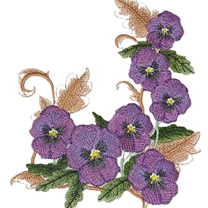 Könnte beinhalten: Ein gestickter Aufnäher mit einer Ansammlung violetter Stiefmütterchen mit dunklen Mitten und gelben Akzenten. Das Design umfasst grüne gezackte Blätter und hellbraune, geschwungene, rankenartige Stängel in einer floralen Anordnung.