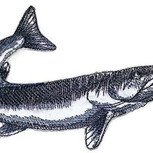 Op de afbeelding: Zwart-witte geborduurde patch van een vis met een lang lichaam en een grote bek.