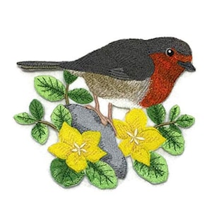 Op de afbeelding: Geborduurde strijk-op patch met een roodborstje dat op een rots zit met gele bloemen. De roodborst heeft een grijze rug, een witte borst en een rode borst. De bloemen zijn geel met vijf bloemblaadjes.
