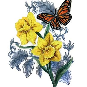 Può includere: Disegno ricamato con un fiore di narciso giallo con una farfalla monarca posata sul gambo. Il disegno è circondato da foglie verdi e fogliame grigio.