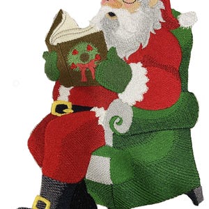 Op de afbeelding: Gestikte patch van Sinterklaas die in een groene stoel zit en een boek leest met een krans op de omslag. Hij draagt een rood pak, een witte baard en zwarte laarzen.