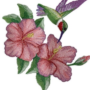 Puede incluir: Diseño bordado de un colibrí con alas moradas y verdes, cabeza roja y pico largo, flotando sobre dos flores de hibisco rosas con hojas verdes.