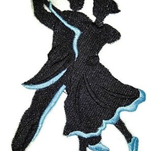 Puede incluir: Silueta de una pareja bailando, el hombre con un traje negro y la mujer con un vestido negro, ambos con detalles azules. La pareja baila en un estilo de salón de baile.