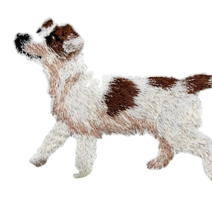 Puede incluir: Parche bordado de un perro Jack Russell Terrier marrón y blanco caminando. El perro está mirando hacia la izquierda y tiene una mancha marrón en la espalda.