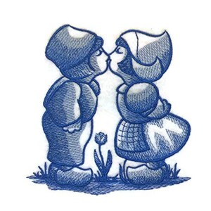 Puede incluir: Imagen bordada de dos figuras en azul, un niño y una niña, besándose. Llevan ropa tradicional holandesa. Una pequeña flor azul está en el fondo.