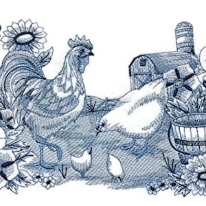 Puede incluir: Diseño bordado en azul de un gallo, pollos, un granero y un cubo de flores. El diseño está sobre un fondo blanco.