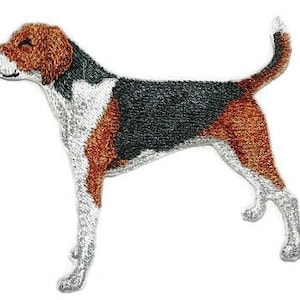 Puede incluir: Parche bordado de un perro Bloodhound marrón, negro y blanco de pie con la cabeza girada hacia la izquierda.