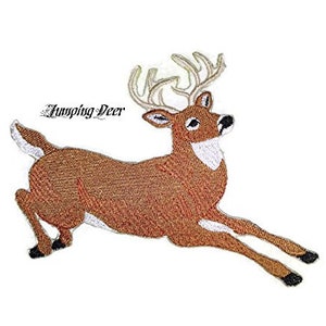 Könnte beinhalten: Gestickter Aufnäher eines braunen Rehs mit weißen Geweih, das springt. Das Reh ist nach rechts gerichtet und hat einen weißen Unterbauch. Der Text "Jumping Deer" befindet sich im Hintergrund.