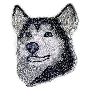 Puede incluir: Parche bordado con la cara de un perro husky. El perro tiene pelo blanco y negro, ojos azules y nariz rosa.