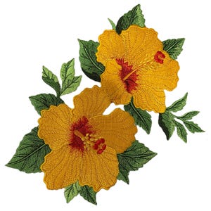 Peut inclure: Écusson brodé représentant deux fleurs d'hibiscus jaunes avec des centres rouges et des feuilles vertes. Les fleurs sont détaillées avec des coutures complexes, créant un aspect texturé. L'écusson est conçu pour être appliqué sur du tissu ou d'autres matériaux.