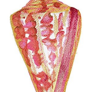 Può includere: Una conchiglia rosa e gialla con un design dettagliato e intricato. La conchiglia ha una forma conica con una punta appuntita e una base larga e arrotondata.