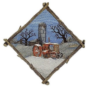 以下が含まれることがあります： 赤いトラクターが雪の降る冬の風景に描かれた刺繍パッチ。背景には納屋とサイロがあります。パッチはダイヤモンド型で、茶色の木製の枠が付いています。