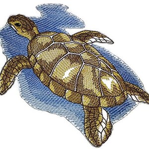 Puede incluir: Parche bordado de una tortuga marina marrón nadando en agua azul. La tortuga tiene un caparazón y aletas detalladas.