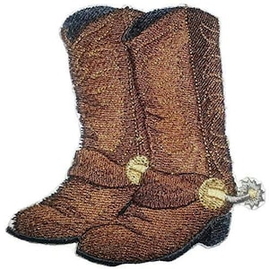 Pode incluir: Botas de cowboy marrons bordadas com uma esporada em uma bota. As botas são de estilo tradicional ocidental.