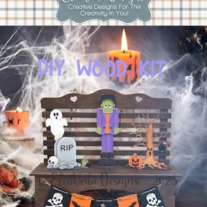 Peut inclure: Kit de bricolage en bois sur le thème d'Halloween. Il comprend un banc en bois avec une figurine de Frankenstein, un fantôme, une pierre tombale, une citrouille et une bannière avec des têtes de mort et des chauves-souris. Une bougie allumée et des toiles d'araignées sont en arrière-plan.