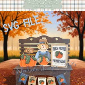 Könnte beinhalten: Eine herbstliche Holzdekoration mit einer Vogelscheuche, Kürbissen und einem Schild mit der Aufschrift "Farm Fresh Pumpkins". Die Dekoration umfasst eine Bank, ein Banner mit Kürbis-Ausschnitten und den Text "SVG FILE".