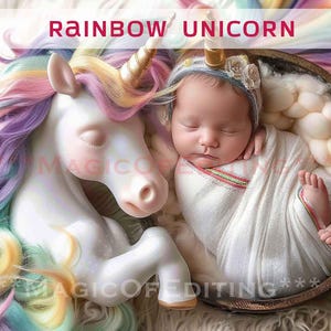 Puede incluir: Un bebé recién nacido está envuelto en una manta blanca y acostado en una cesta con un juguete de peluche de unicornio arcoíris. El bebé lleva una diadema azul con una flor blanca.