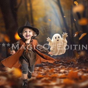 Könnte beinhalten: Ein kleines Kind, verkleidet als Hexe, rennt durch einen Wald, gefolgt von einem weißen Geist. Das Kind trägt einen braunen Hexenhut, ein braunes und orangefarbenes Gewand und eine schwarze Hose. Der Wald ist voller heruntergefallener Blätter.