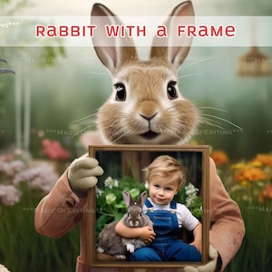以下が含まれることがあります： 茶色のウサギが、茶色と白のウサギを抱いた少年の写真が入った額縁を持っています。写真は、茶色のマットが付いた木製の額縁に入っています。ウサギは茶色のジャケットを着て、緑色の花柄の背景の前に立っています。